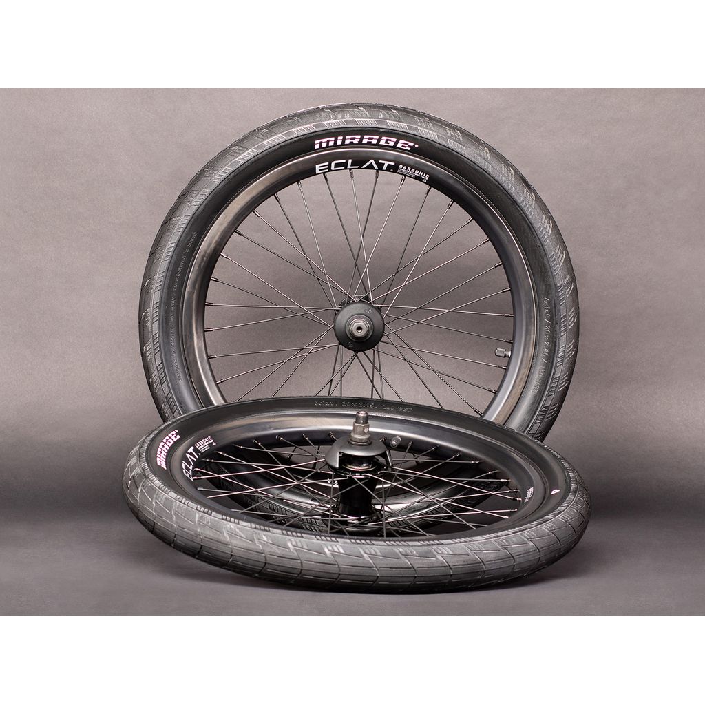 A lightweight Eclat Carbonic Rim (Brakeless) and tire on a gray background.