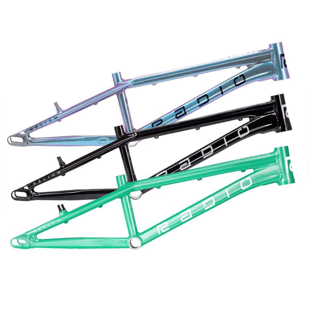 Three frames in purple, black, and green are displayed diagonally with "Radio Raceline Helium 2025 Pro XL" on each, featuring a hydroformed 6061 alloy.