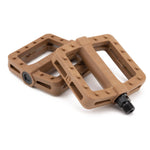 The Cinema Tilt Pedals boast a zero offset design and textured surfaces to improve grip. These rectangular, brown bike pedals are fitted with traction pins to guarantee a secure ride.