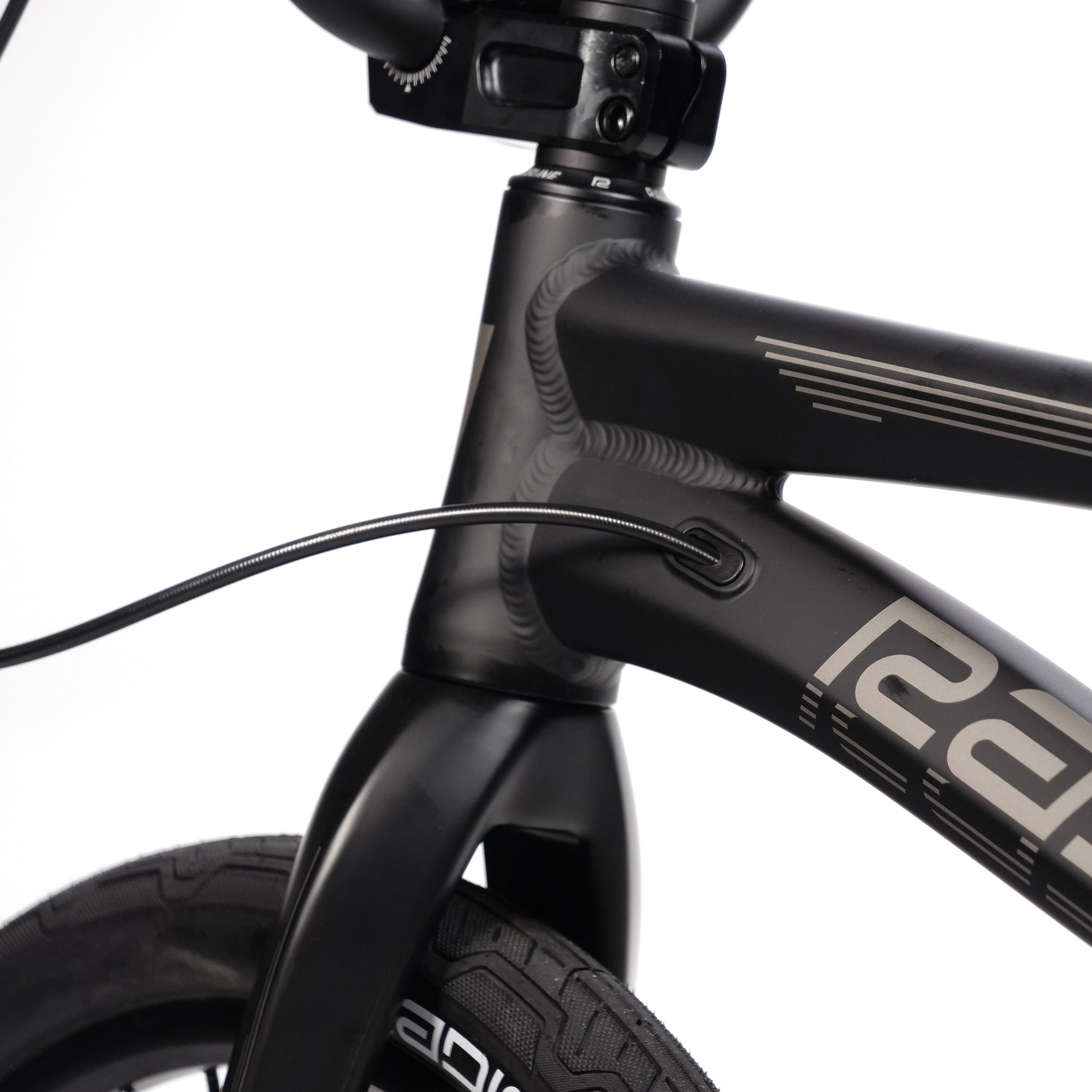 Close-up of the front frame of a Radio Quartz Pro XXL Bike 2025 black bicycle, showcasing the integrated cable routing and lightweight hydro-formed frame.