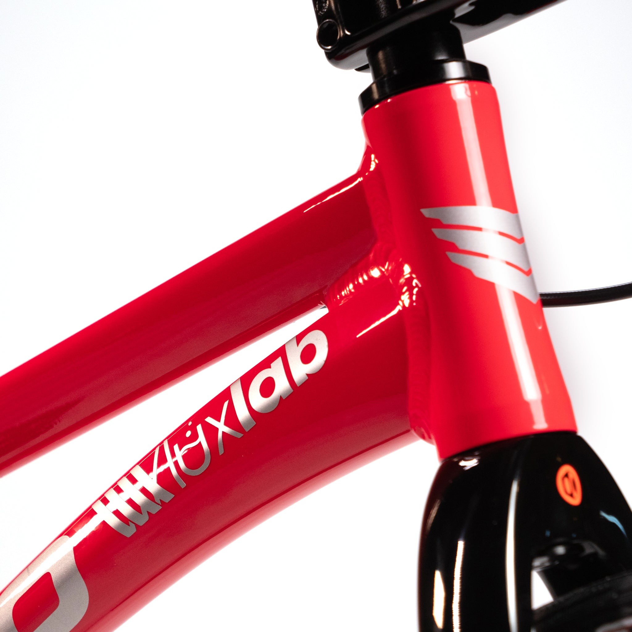 Close-up of the Meybo Holeshot Junior Custom Bike, showcasing a red frame with white "luxlab" branding and a black fork, perfect for custom race bikes.