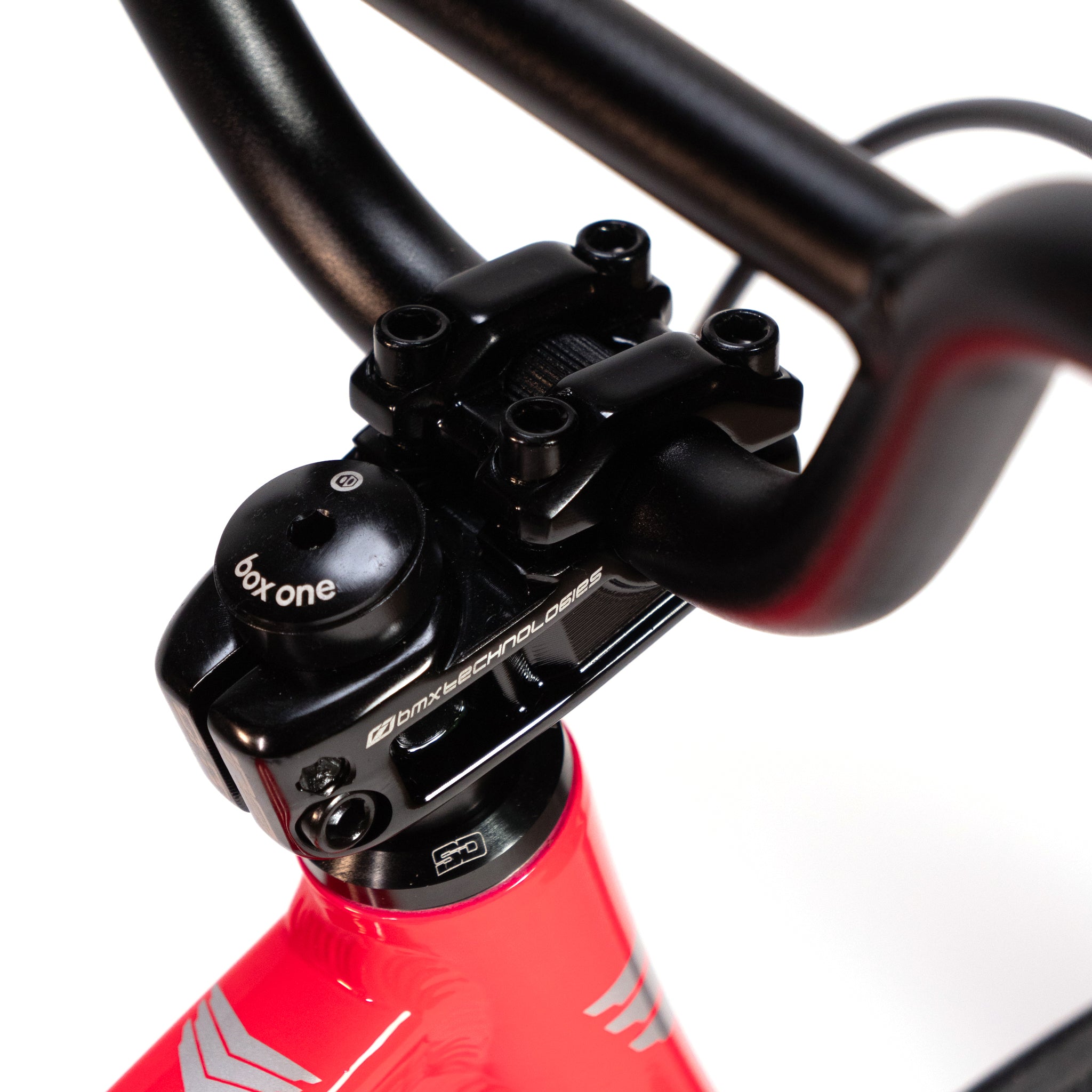 Close-up of a black stem and handlebars mounted on a red Meybo Holeshot Junior Custom Bike, with the brand "6xone" visible on the stem's cap. This custom race bike is equipped with an advanced Onyx Pro HG disc hub for top-notch performance.