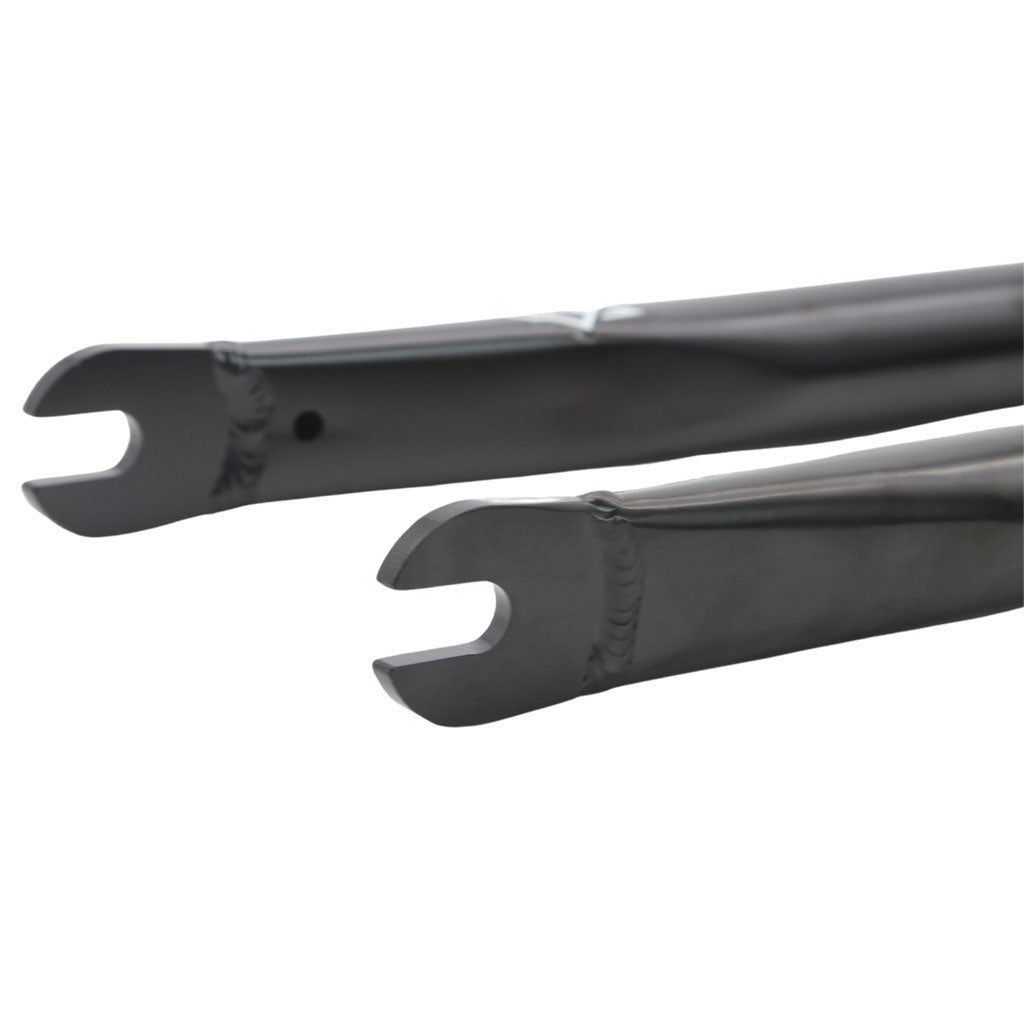 Close-up of two black fork ends with open dropouts, featuring clean welds and a smooth finish. This is part of the lightweight flatland model, the Eclat Coyote Flatland Fork.