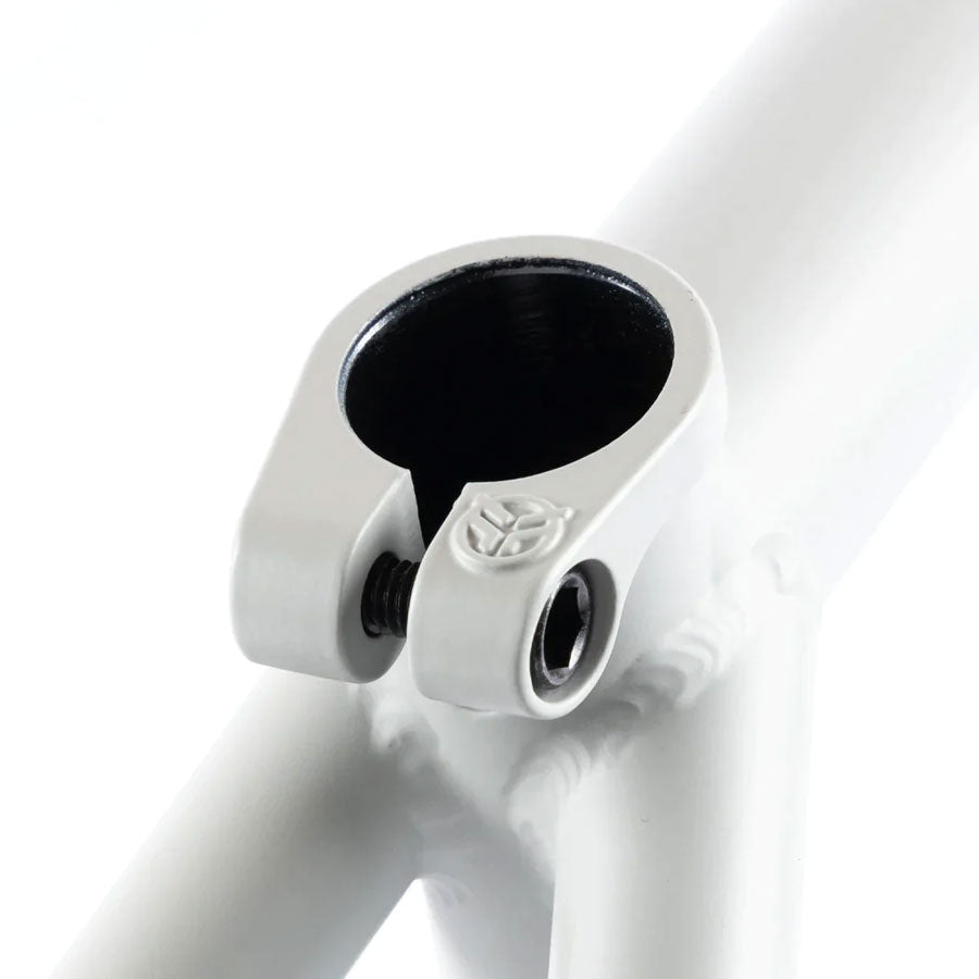 A close up of a white bicycle with a black handlebar featuring the Federal Lacey 3 Frame.