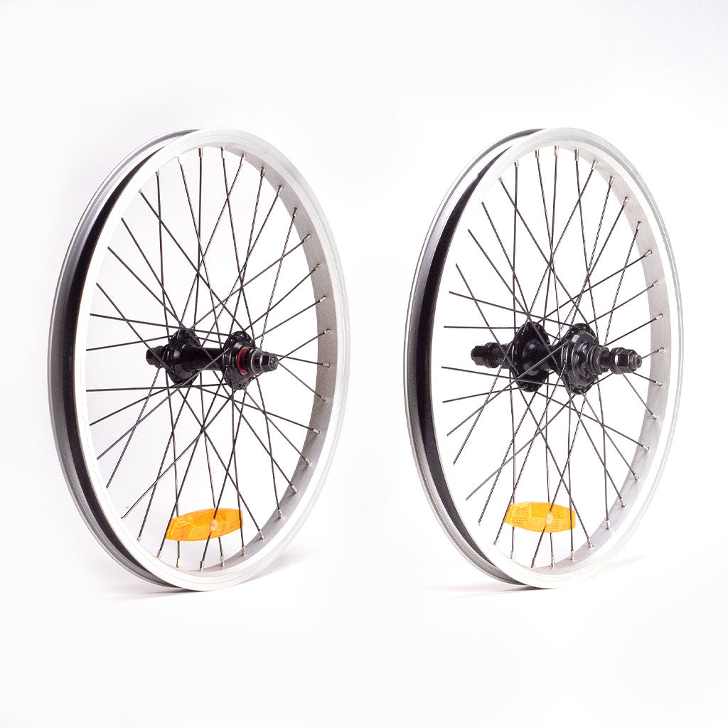Two Redline RL 20 B Complete wheelset, each containing an orange reflector and a black hub, featuring a double wall rim and 14mm axle, are positioned upright against a white background.